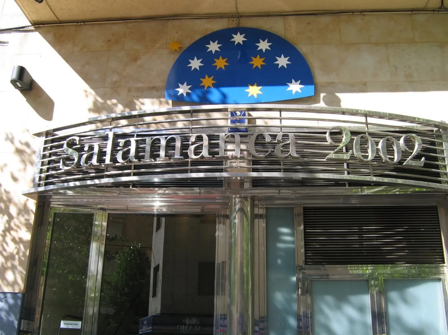 Fachada monumental y rótulo corpóreo «Salamanca 2002»