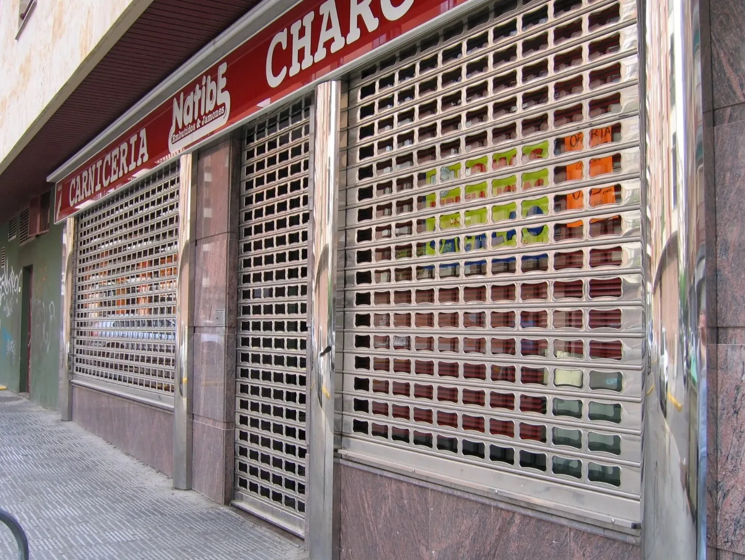 Cierres de seguridad microperforados y forrado cilíndrico de fachada