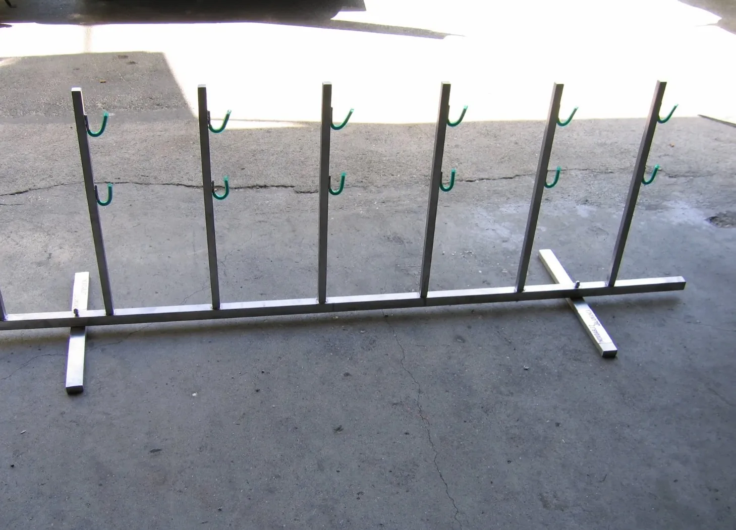 Estructura soporte autoportante con ganchos protegidos para industria