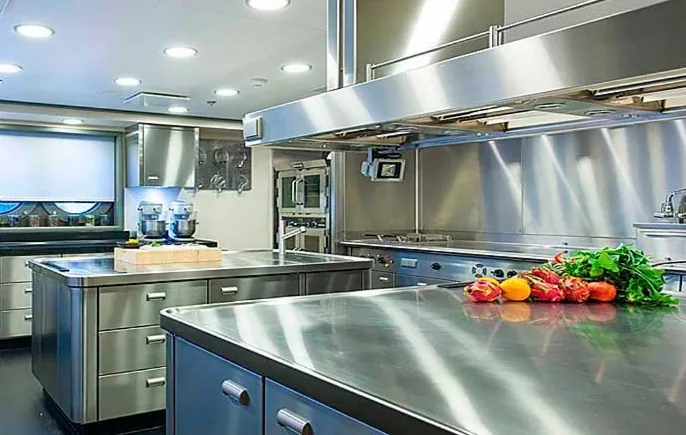 Cocina industrial completa con islas centrales y campana extractora