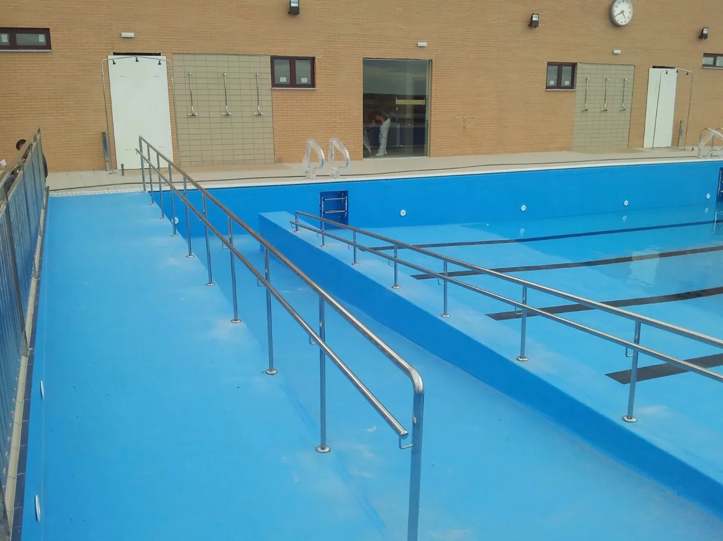 Barandillas y accesibilidad subacuática en acero inoxidable para piscina pública