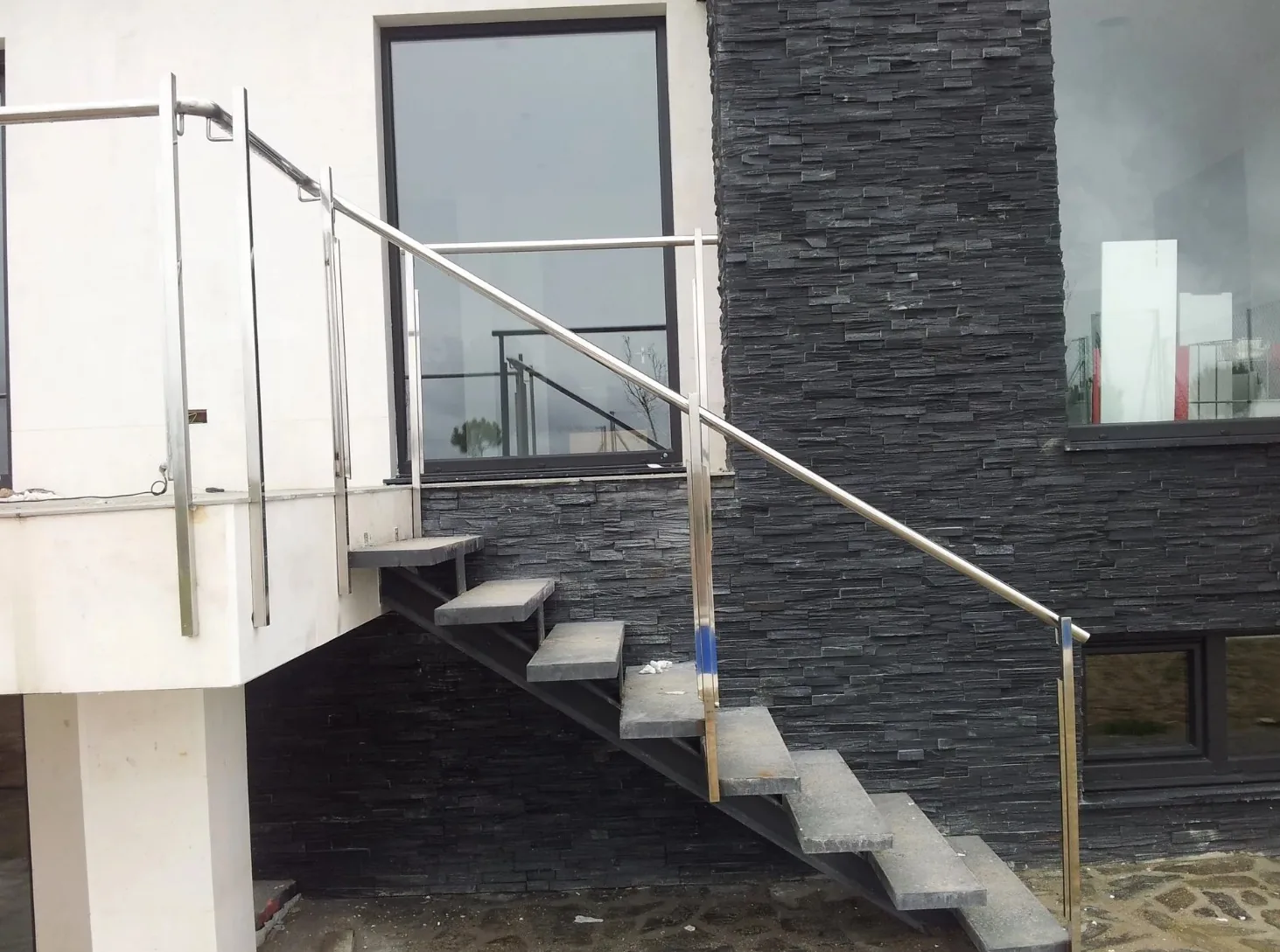 Barandilla exterior de escalera en acero inoxidable y vidrio
