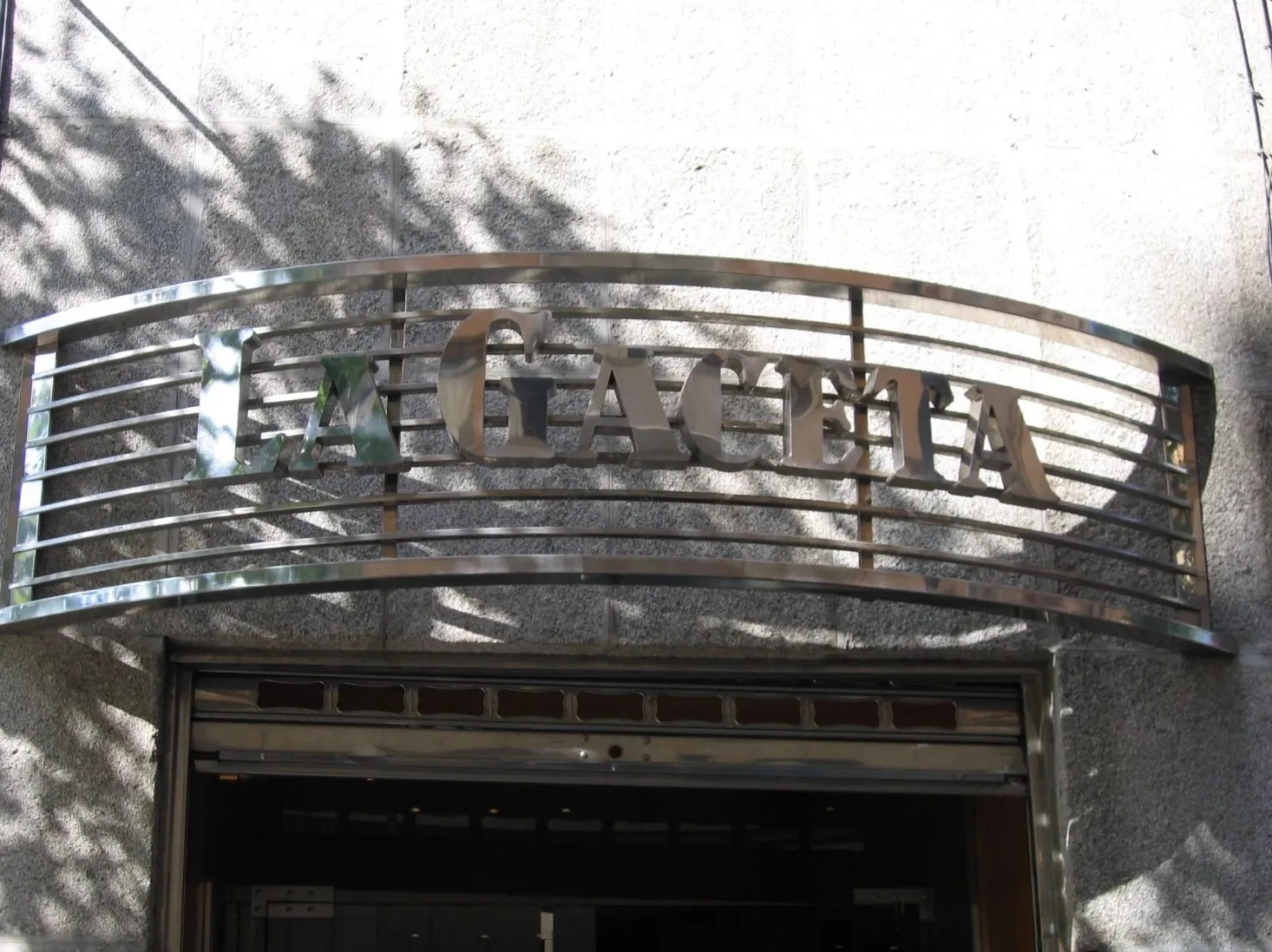 Rótulo corpóreo y visera curva en acero inoxidable «La Gaceta»