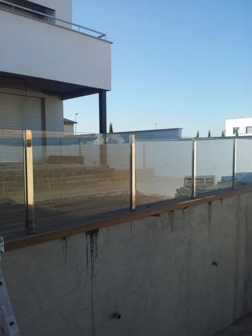 Barandilla perimetral de terraza con postes inox y vidrio de seguridad