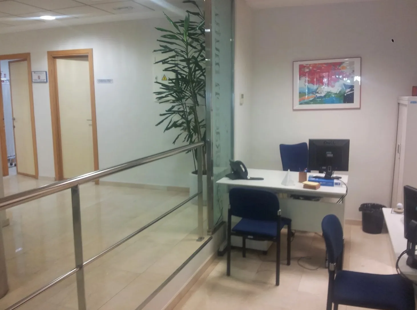 División y mampara interior en acero inoxidable y vidrio para oficinas