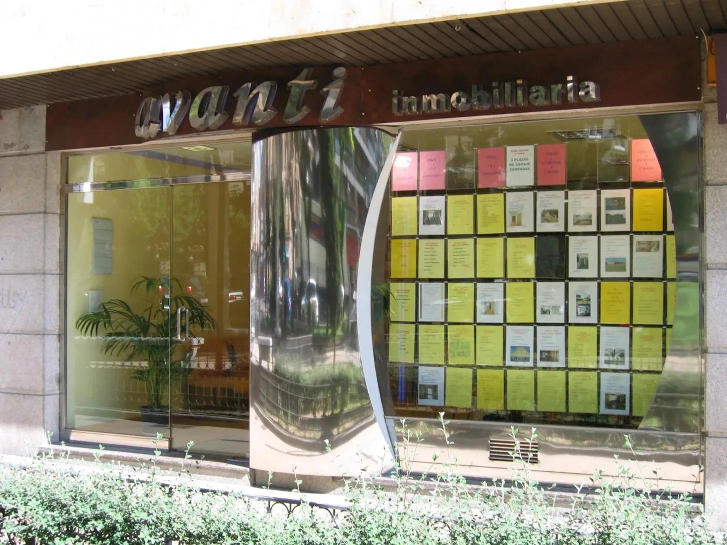 Fachada comercial con columna curva en pulido espejo